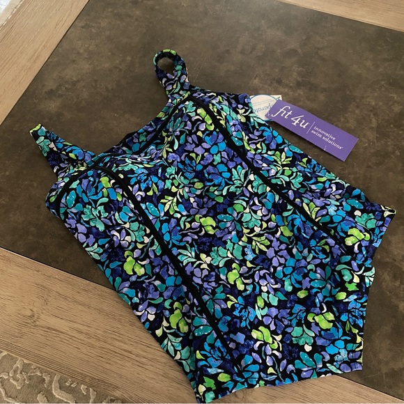 Fit 4 U
Plus Size Square Neck V Hem Swim Top - Picture 2 of 7